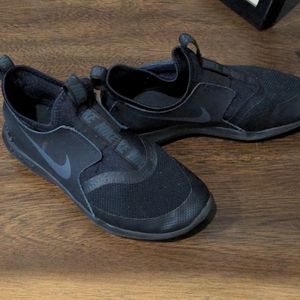 Boys (youth) size 2 Nike Flex runners